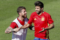 Sergio Ramos (vlevo) a Gerard Piqué při tréninku španělské repre.