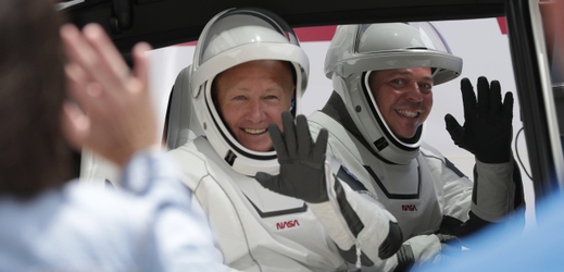 Astronauti Douglas Hurley (vlevo) a Robert Behnken před nástupem na palubu lodi 27. května, než se start rakety odvolal. 