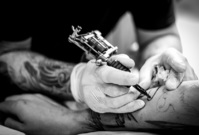 Zájem o tetování v Brně roste, chodí lidé různého věku i profese.