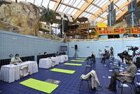 Tisková konference na dně vypuštěného bazénu v Aquaparku v Čestlicích.