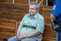 Odsouzený lékař Jaroslav Barták u soudu.