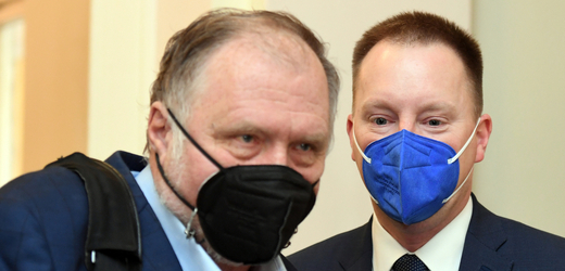 Obžalovaný Jiří Staněk u Městského soudu v Praze, který projednával 13. října 2021 kauzu nákupu armádních letounů CASA. Vlevo je advokát Tomáš Sokol.