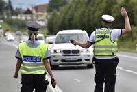 Policisté kontrolují řidiče odjíždějící z festivalu Masters of Rock, 11. července 2022, Vizovice, Zlínsko.